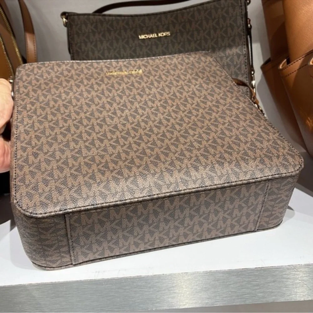 Michael Kors LG MESSENGER Crossbody BROWN - Picture 13 of 16